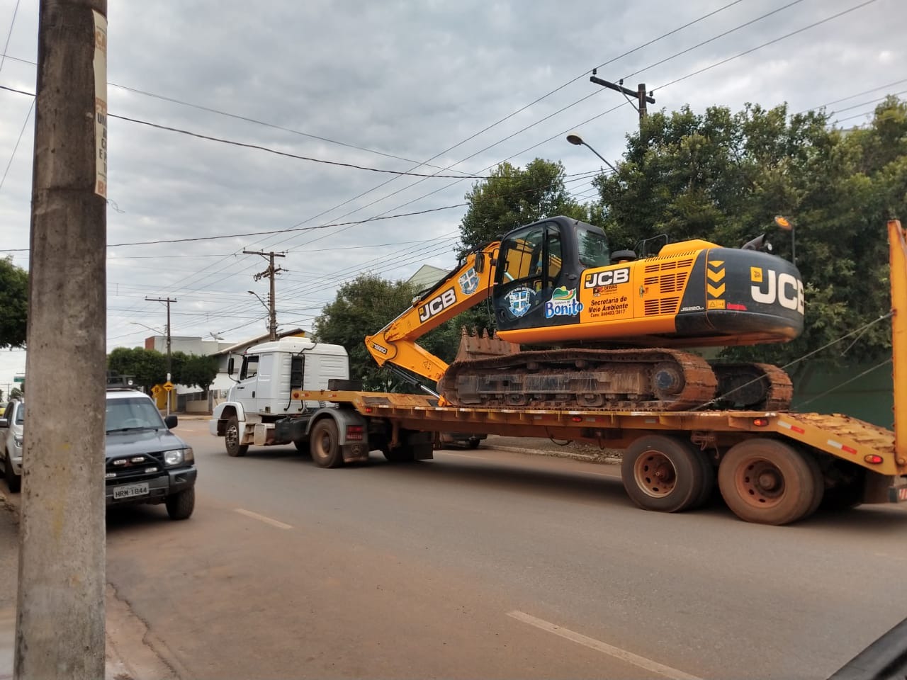 Máquina é deslocada executar trabalhos em propriedade na bacia do Rio Formoso. Foto: Divulgação