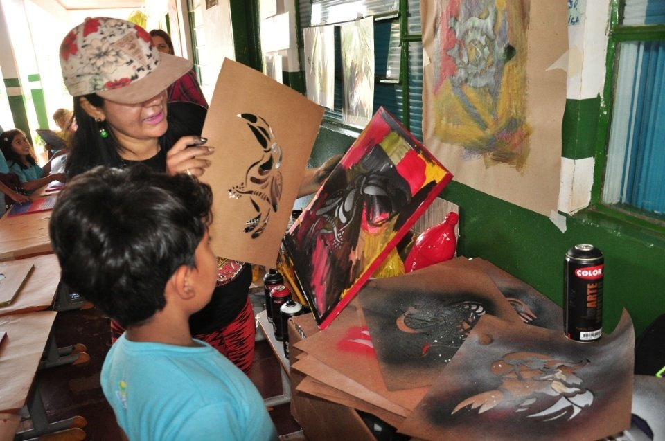Aula de Iniciação na Arte Urbana através de uma técnica de pintura. Foto: Jabuty 