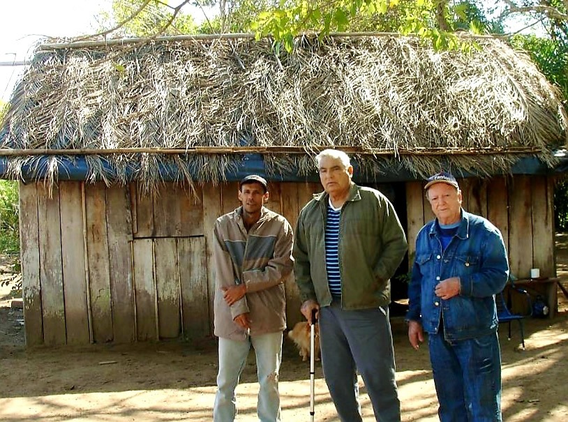 Eleotério Ovando (o Téia), Dr. Moacir Barbosa (Parque das Cachoeiras) e Professor Waldemar Martins quando Téia foi o primeiro a receber energia do Programa Rural Luz no Campo na década de 90. Foto: Divulgação