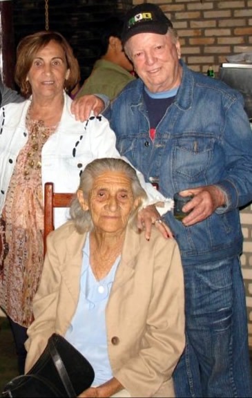 Casal Waldemar Martins e Iracê com Dona Rosita Ovando, proprietária do Camping Poliana e também pioneira na introdução do turismo na região da Ilha do Padre (Rodovia do Turismo). Foto: Divulgação