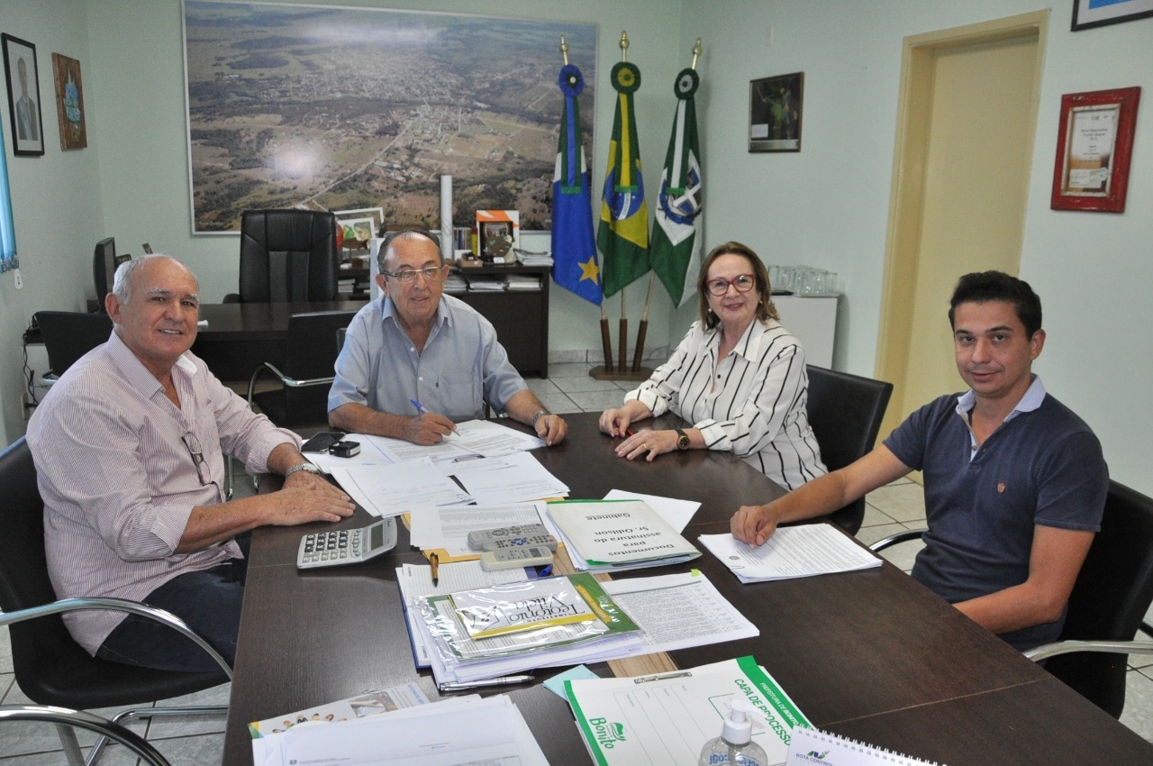 Autorização foi assinada no gabinete, com a presença de secretários. Foto: Jabuty