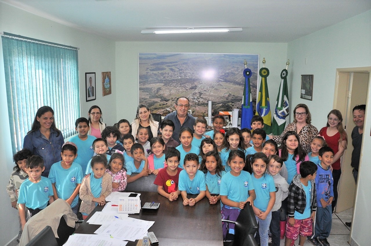 Alunos conheceram o gabinete e fizeram perguntas ao prefeito. Foto: Jabuty