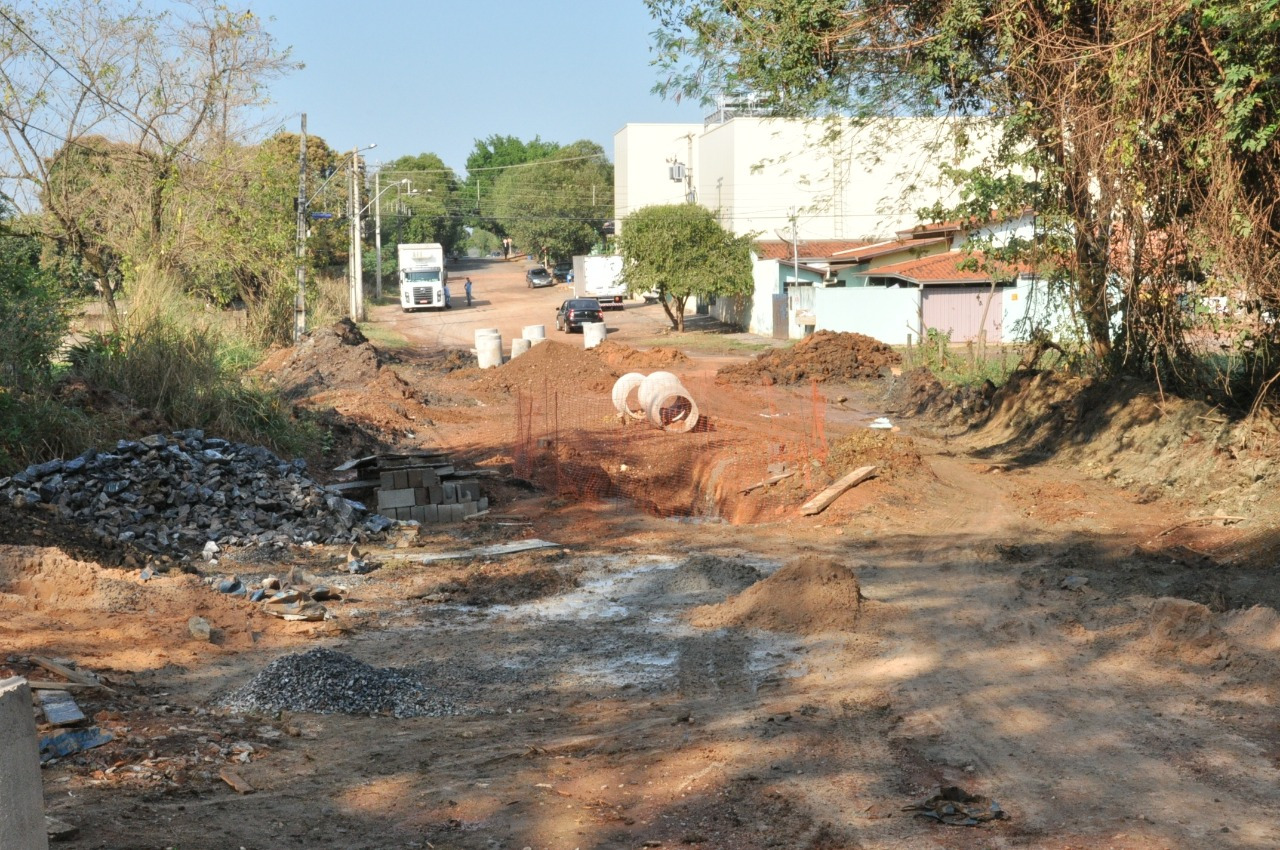 Obras de drenagem estão sendo realizadas entre a Rua 31 de Março e o Córrego Restinga. Foto: Jabuty