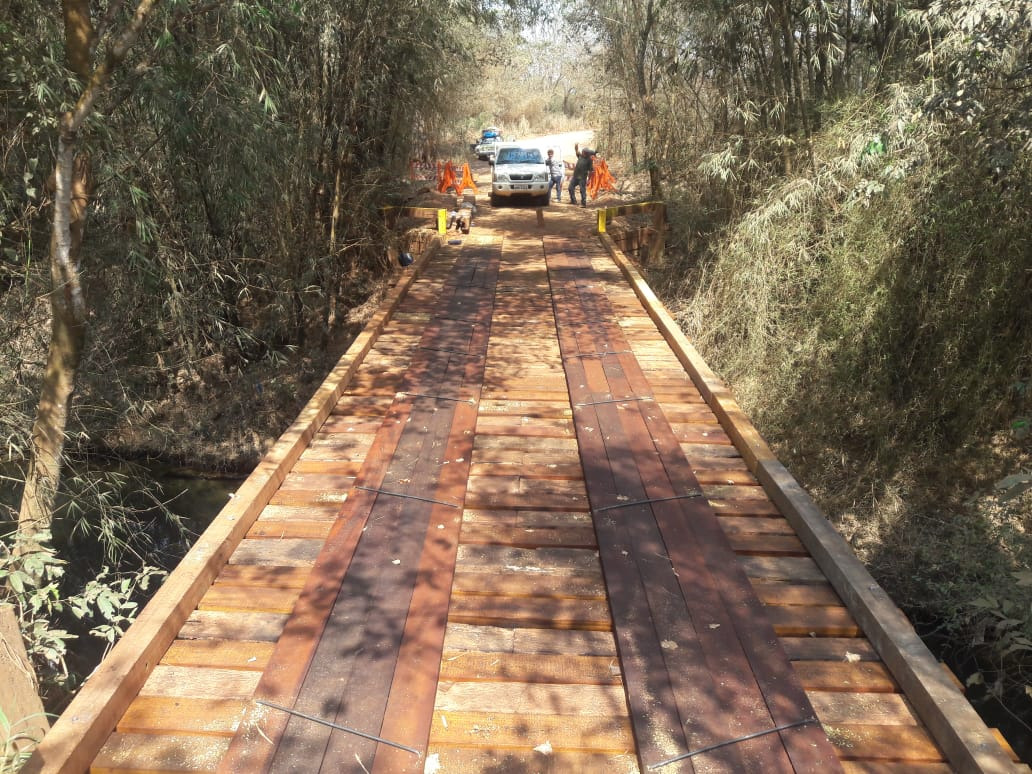 Ponte de madeira foi reformada com recursos e funcionários da própria prefeitura. Foto: Divulgação