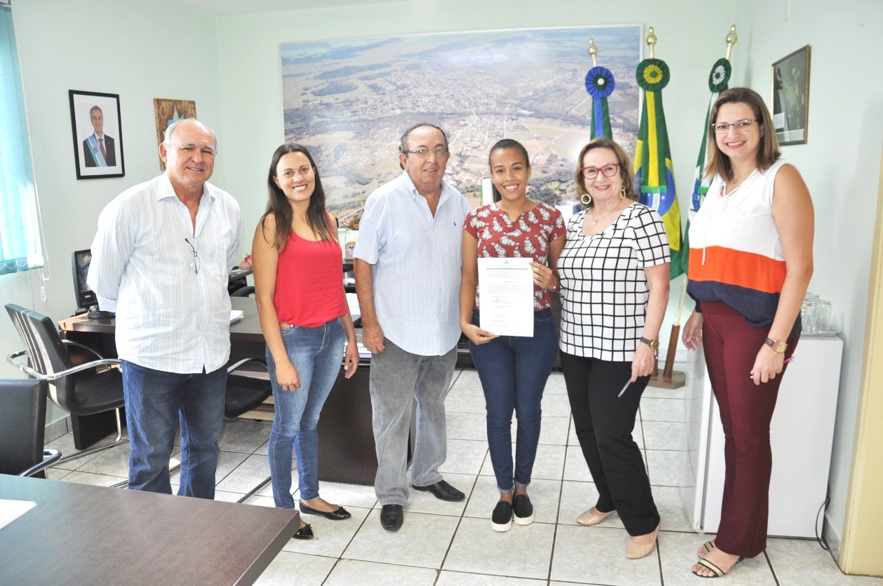 Katielly Gonçalves Santos tomou posse no cargo efetivo de Agente Administrativo. Foto: Jabuty