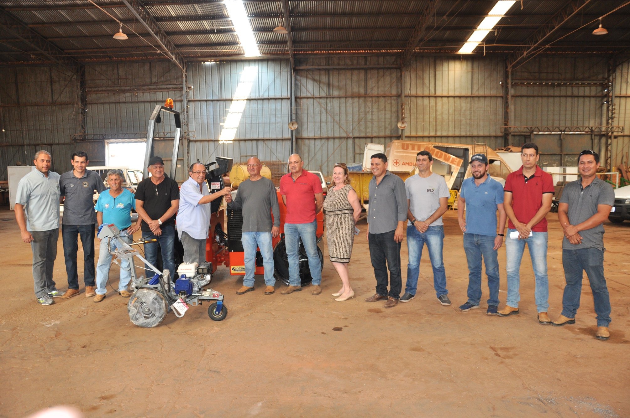 Prefeito entrega rolo compactador e máquina de pintura Prefeito entrega rolo compactador e máquina de pintura