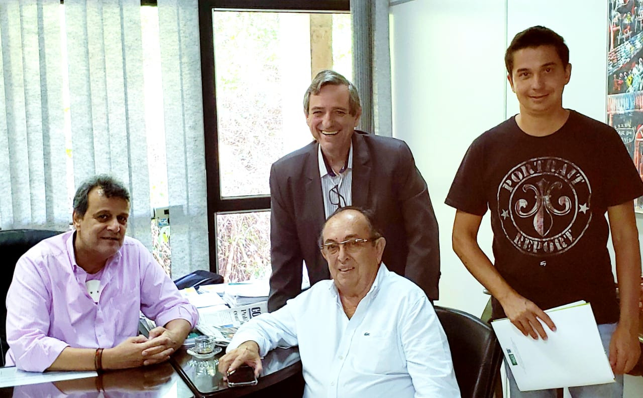 Da esquerda para a direita: (sentados) Flávio Brito, chefe de Gabinete da SES e o prefeito Odilson Soares. Em pé:  Bosco Martins (Fertel) e o arquiteto Carlos Sanches. Foto: Divulgação