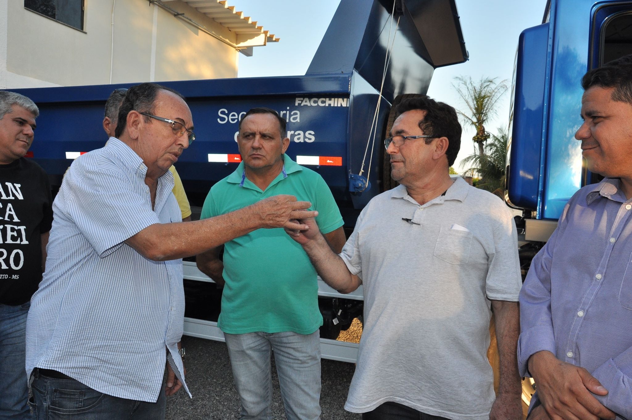 Prefeito faz a entrega simbólica das chaves ao secretário de Obras. Foto: Jabuty