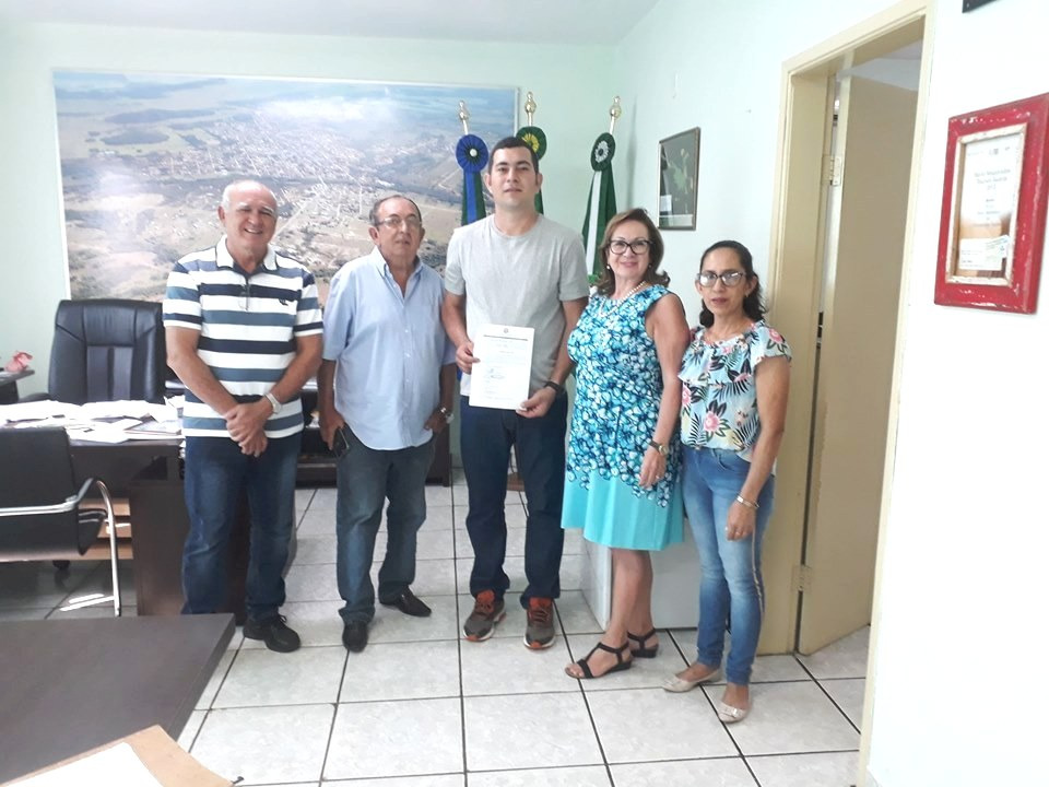 Posse do novo servidor foi realizada no gabinete do prefeito. Foto: Prefeitura Municipal