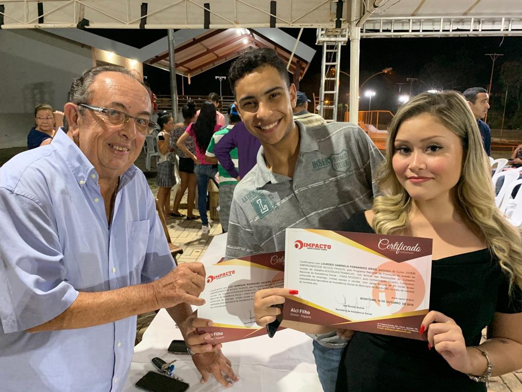 Prefeito entrega certificados de curso de aprimoramento profissional Prefeito Odilson Soares entrega certificados aos participantes. Foto: Jabuty