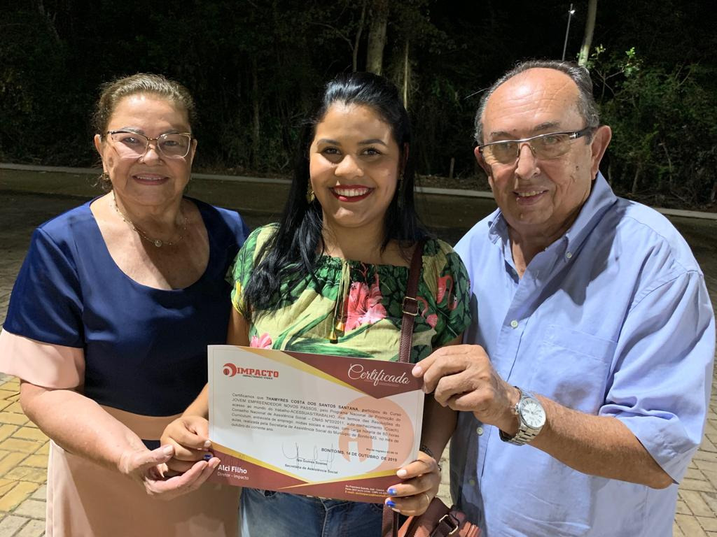 Prefeito entrega certificados de curso de aprimoramento profissional Evento contou a participação da secretária municipal de Assistência Social, Ilza Gomes Soares. Foto: Jabuty