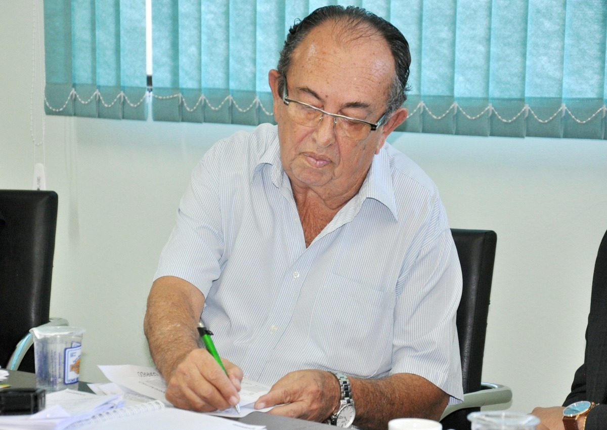Prefeito sanciona lei que complementa salários de servidores da Educação