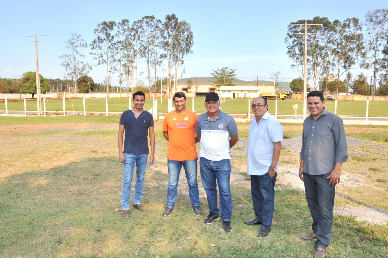 Instalação da nova iluminação permitirá a realização de jogos à noite. Foto: Jabuty