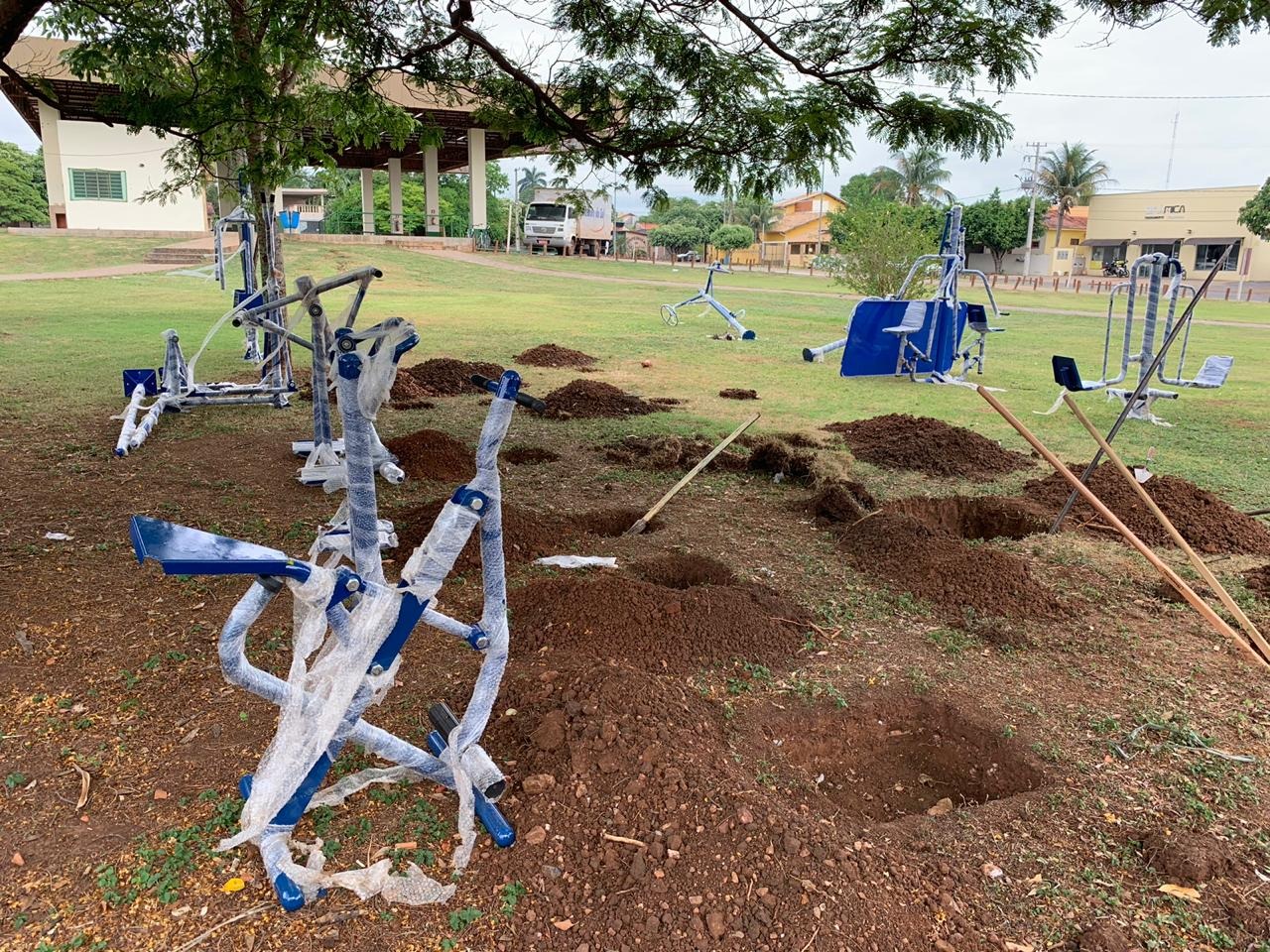 Prefeitura já está instalando academia ao lado da Rodoviária Os aparelhos destinam-se à prática de 10 exercícios diferentes. Foto: Jabuty