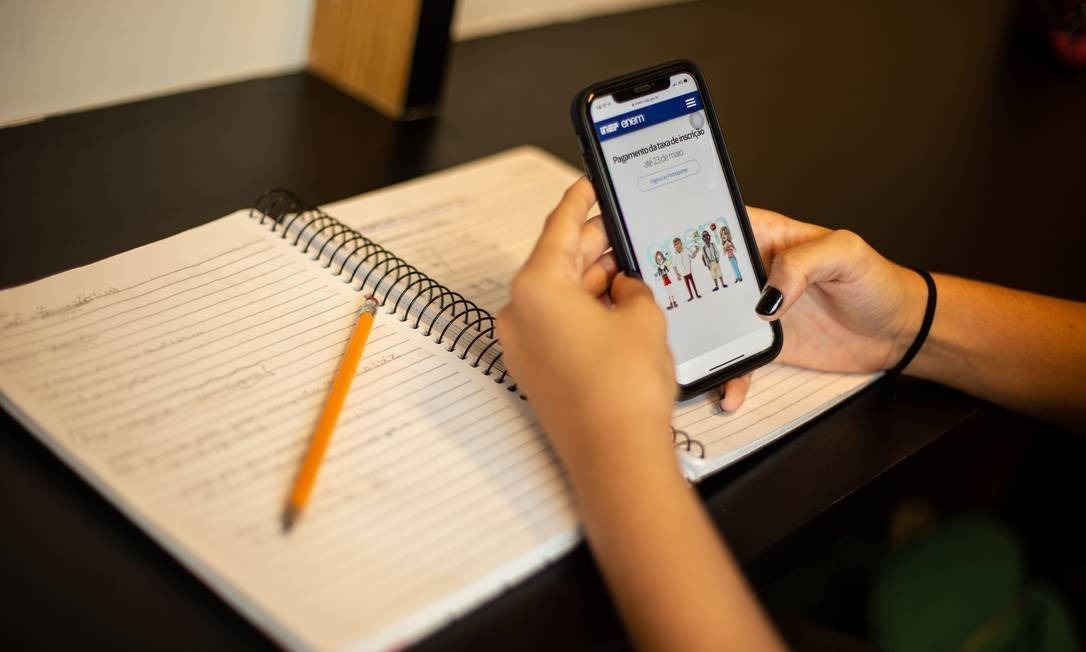 Plataforma online é mais uma ferramenta para auxiliar alunos durante a pandemia Plataforma online é mais uma ferramenta para auxiliar alunos durante a pandemia
