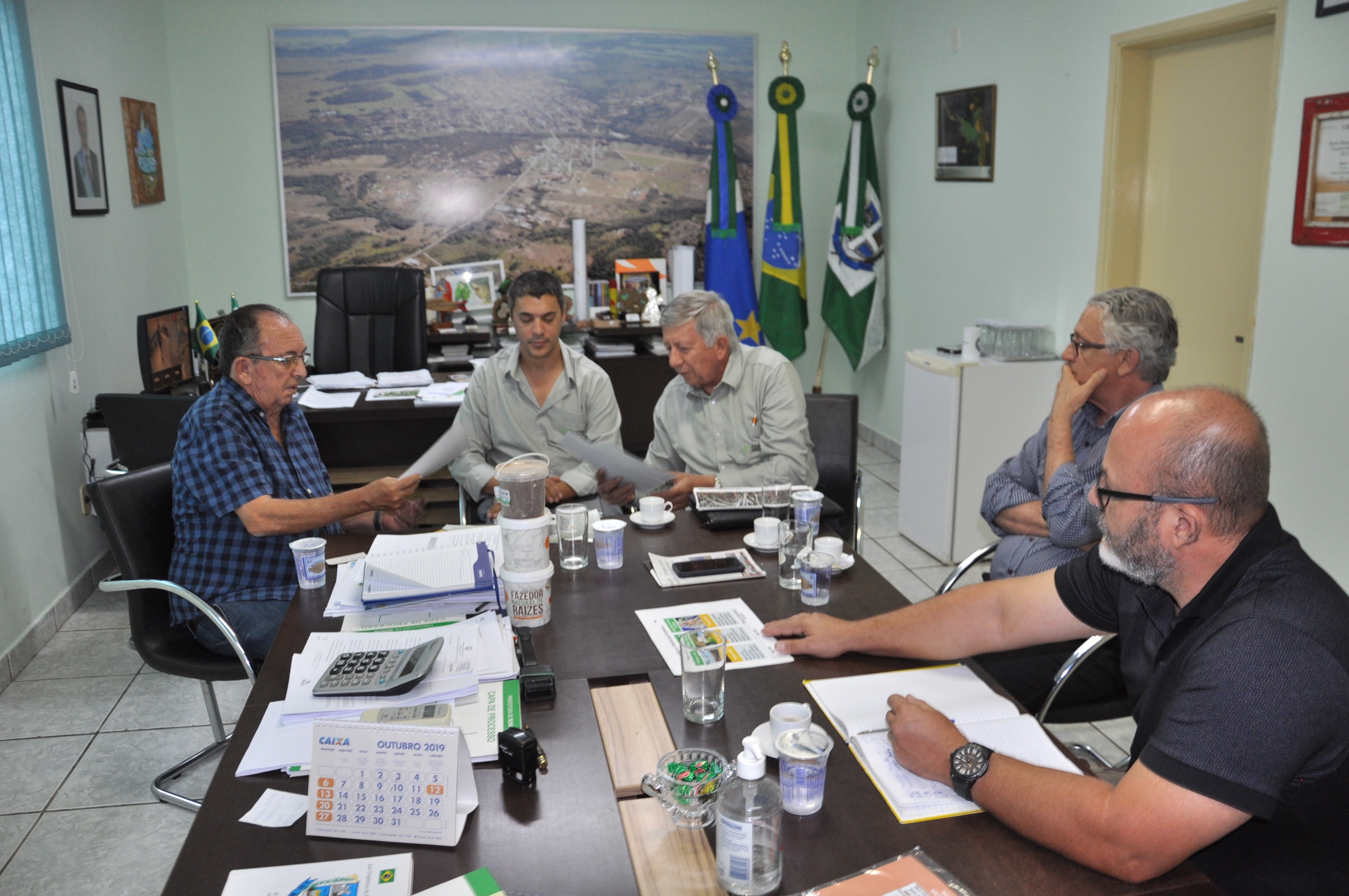 Prefeito recebe representantes de empresa de insumos minerais Prefeito estava acompanhado pelo secretário municipal de Meio Ambiente, Edmundo Dinelli Jr. Foto: Jabuty