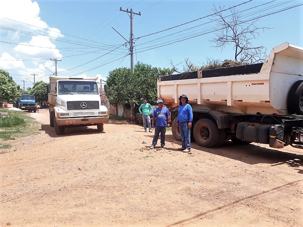 Equipe da Secretaria de Obras utiliza pá carregadeira e caminhões. Foto: Divulgação