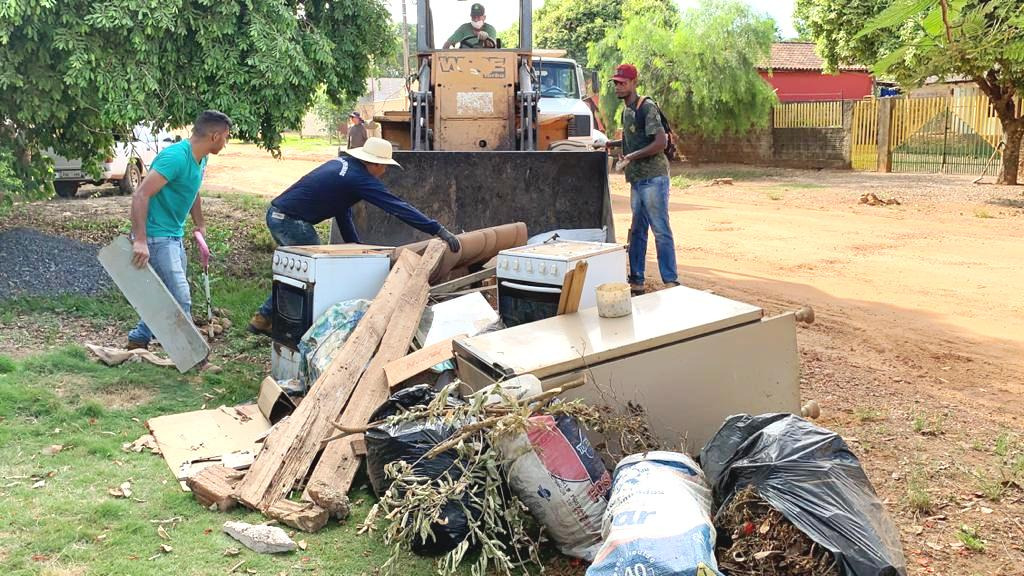 Mutirão recolhe também objetos maiores descartados pelos moradores. Foto: Divulgação