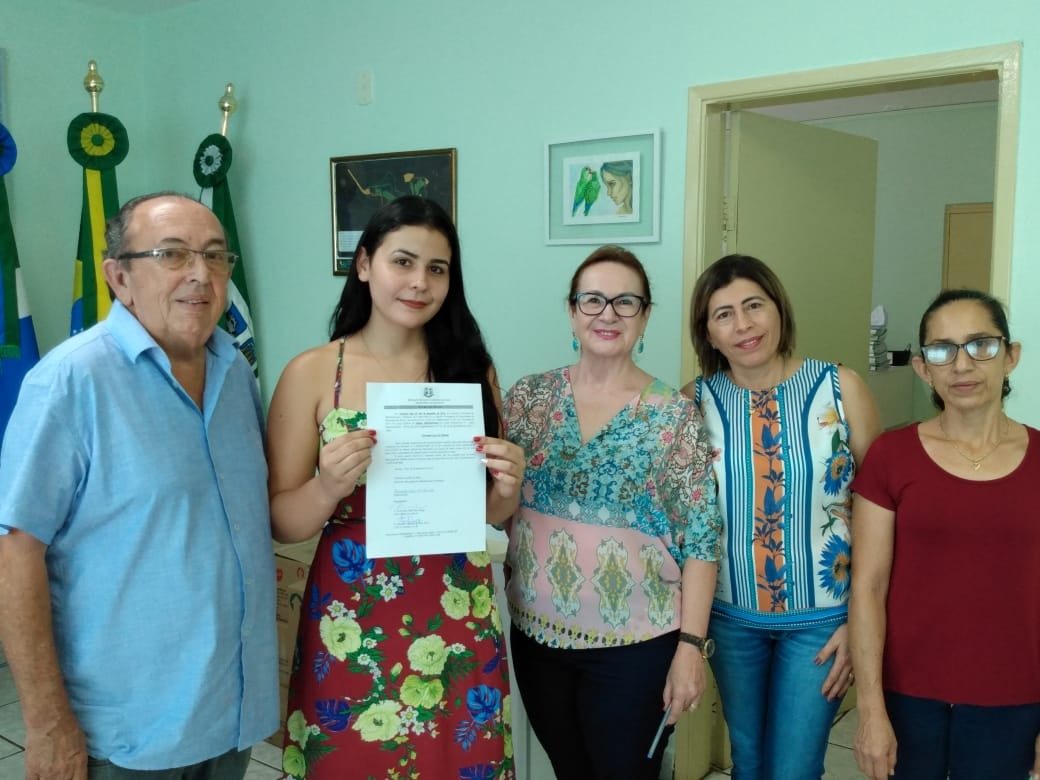 Prefeito dá posse à candidata aprovada no concurso público Posse foi realizada no gabinete do prefeito municipal, Odilson Soares. Foto: Divulgação