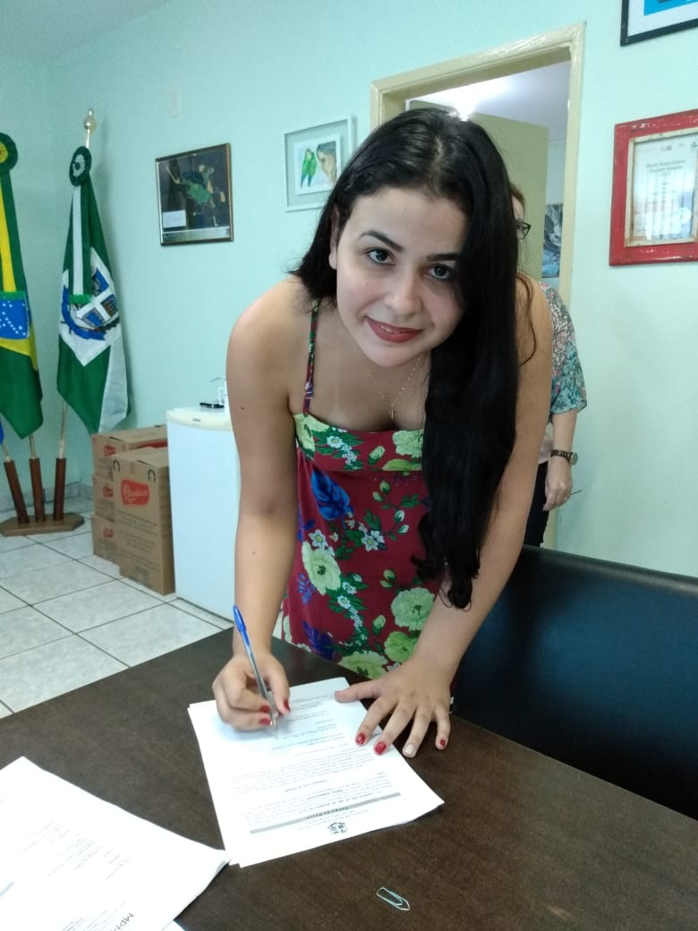 Prefeito dá posse à candidata aprovada no concurso público Fernanda Cezar de Almeida, tomou posse no cargo de Agente Administrativo. Foto: Divulgação