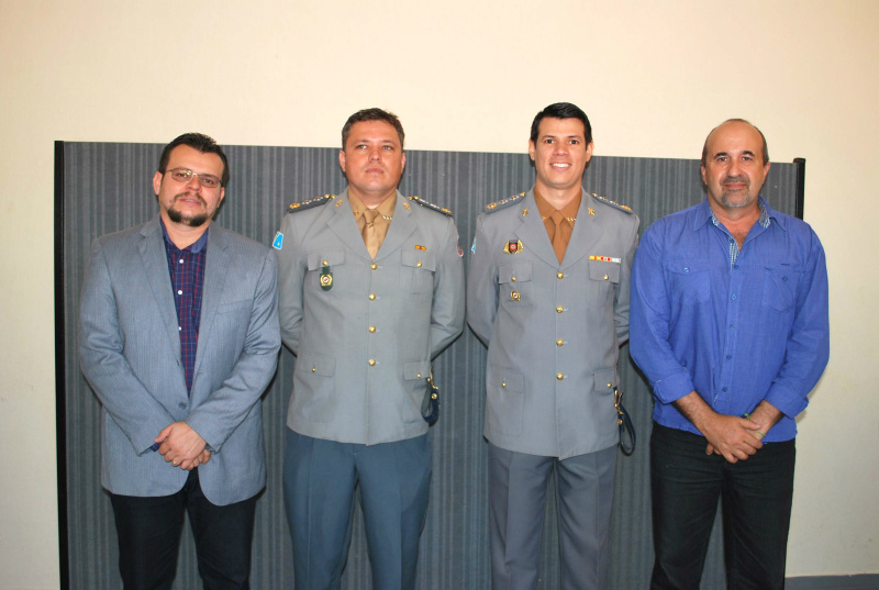 Prefeito Erney, Maj BM Trindade, Maj BM Carminati e Prefeito Leleco. Foto: Paulo Abílio