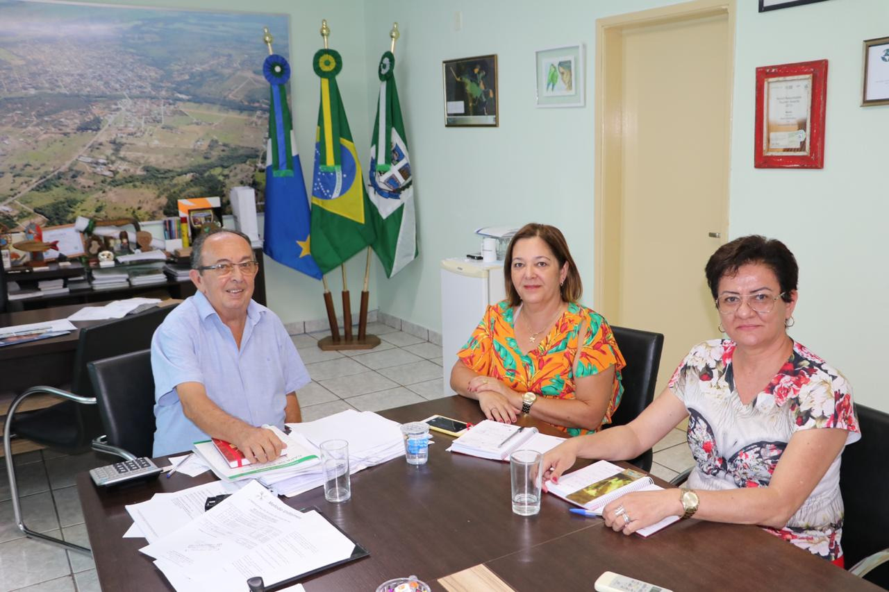 Prefeito Odilson, presidente Maria do Carmo e diretora Ramona Aquino. Foto: Jabuty
