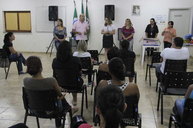 Prefeito Leleco com a secretária de Assistência, Luisa Lima, e equipe do SENAC Beleza de Campo Grande.