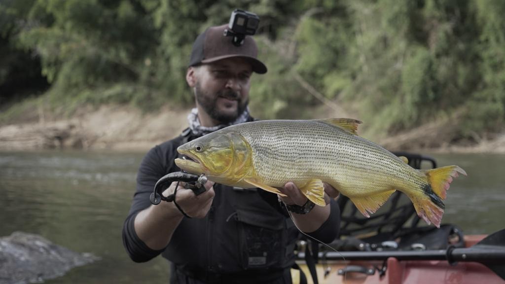 Canal de pesca esportiva grava imagens em Bonito