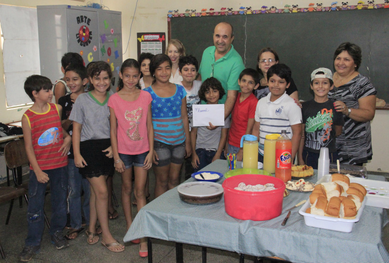 Café da manhã reúne prefeito e alunos de escola municipal Alunos escreveram cartas para o prefeito, que foi entregue em um saboros0 café da manhã com eles.