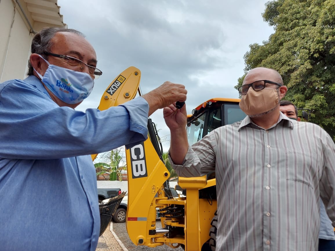 Retroescavadeira é o 29º veículo entregue pela Prefeitura em 4 anos Retroescavadeira é o 29º veículo entregue pela Prefeitura em 4 anos