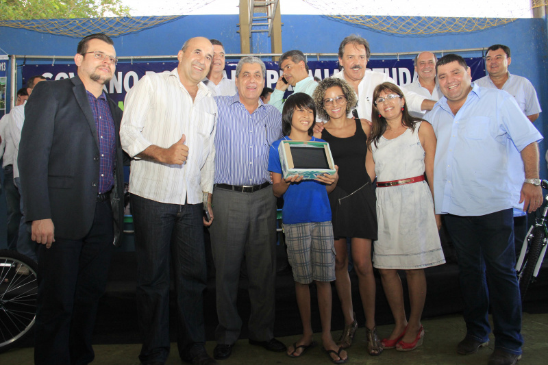 Governador Andre Pucinelli acompanhado de prefeito Leleco, e vice-prefeito Josmail fizeram entrega de prêmios para melhores alunos da Rede Estadual