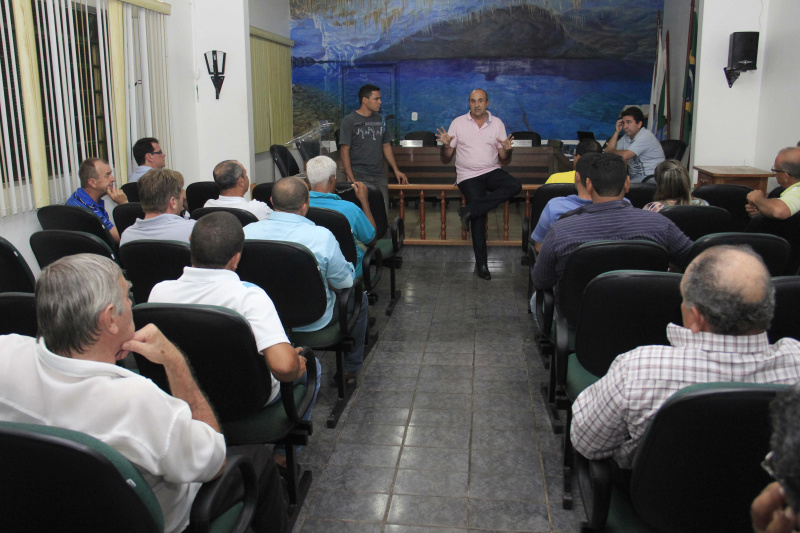 Prefeito Leleco discute atividade de taxistas em Bonito.