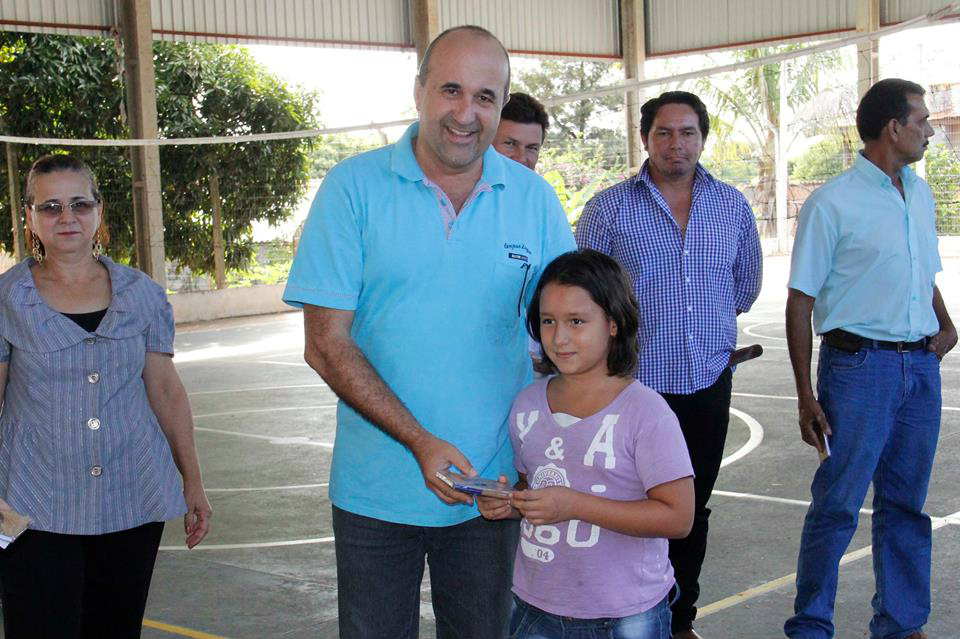 Leleco retorna a escola e entrega resposta de cartas de alunos Leleco retorna a escola e entrega resposta de cartas de alunos