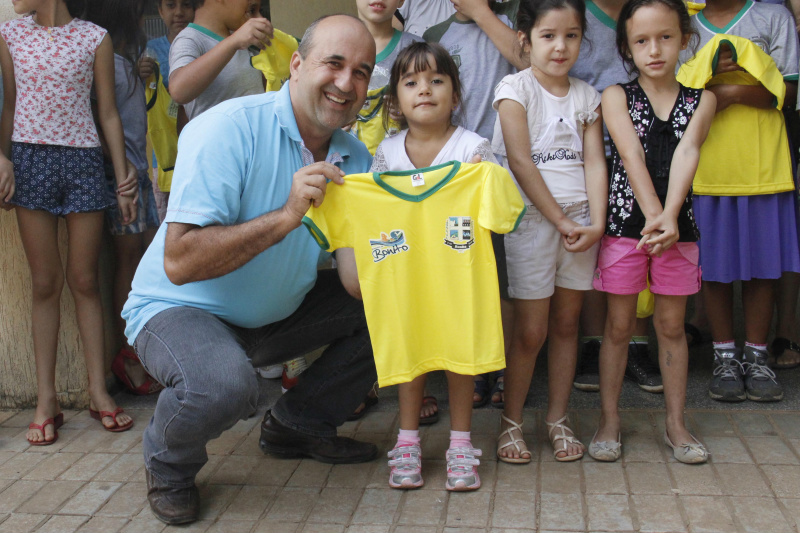 Prefeitura faz entrega dos uniformes na Escola João Alves da Nóbrega