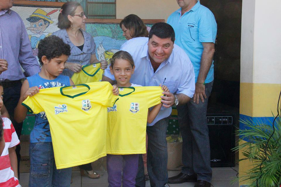 Vice-prefeito Josmail Rodrigues faz entrega de uniforme na rede municipal de ensino.