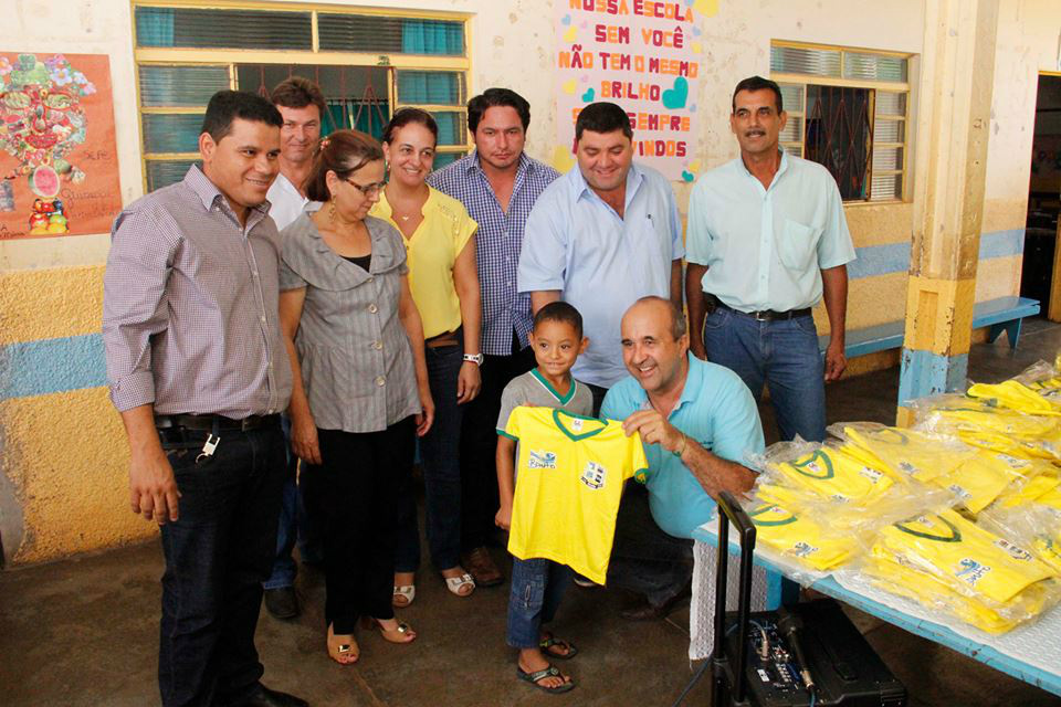 Prefeitura faz entrega dos uniformes na Escola Municipal Manoel Inácio de Farias