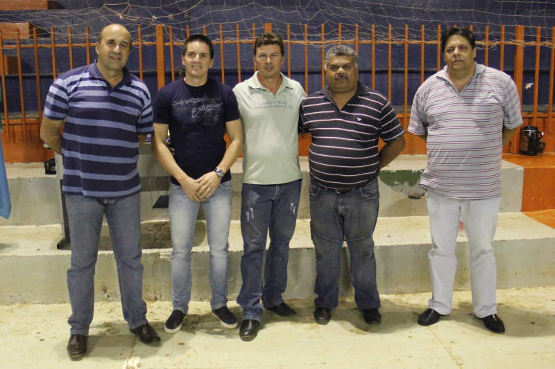 Prefeito Leleco participa da abertura da liga, acompanhado de autoridades.