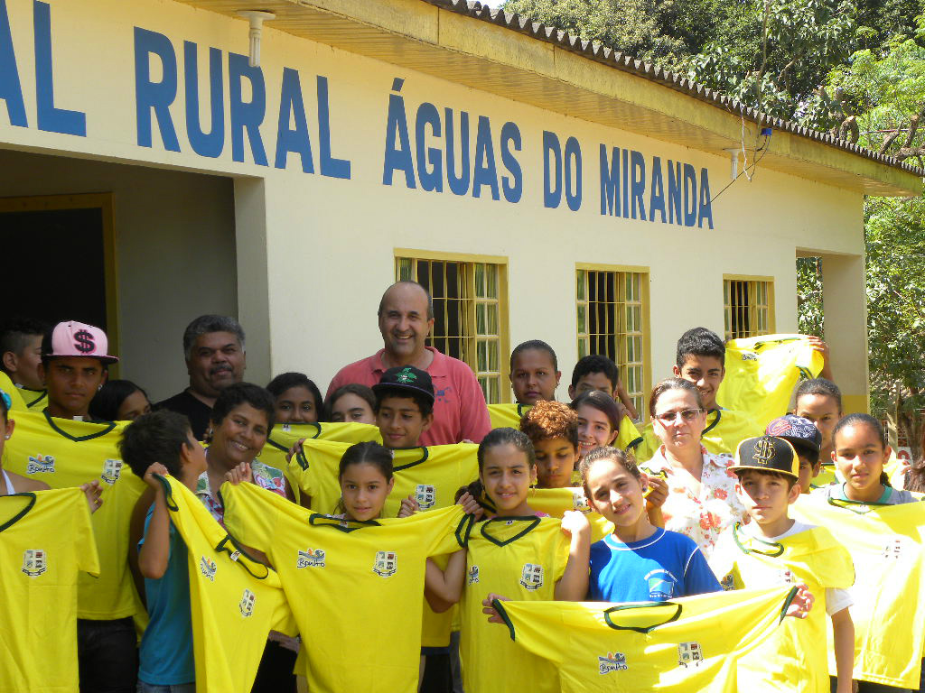 Prefeito Leleco, na entrega dos uniformes no Distrito Águas do Miranda