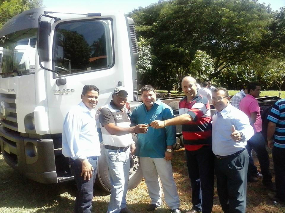 Prefeito Leleco recebe caminhão do PAC2