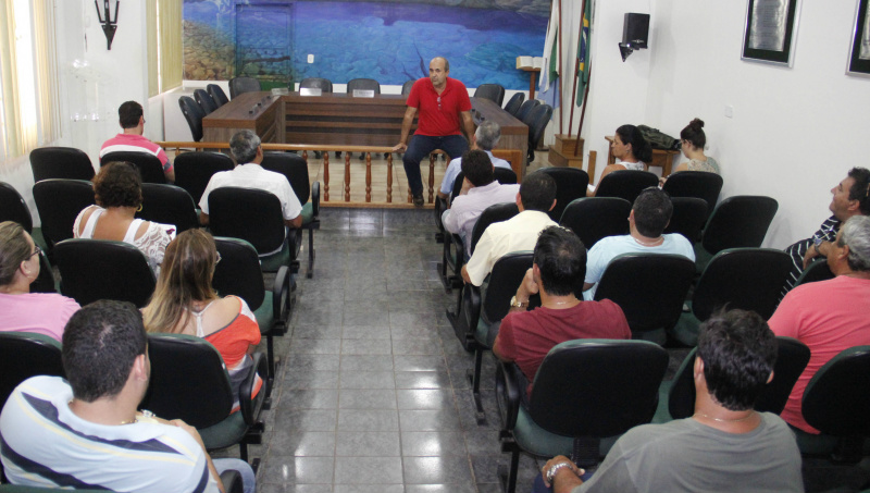 Prefeito Leleco reunido com os chefes de departamento da prefeitura.Foto: Ricardo MFS