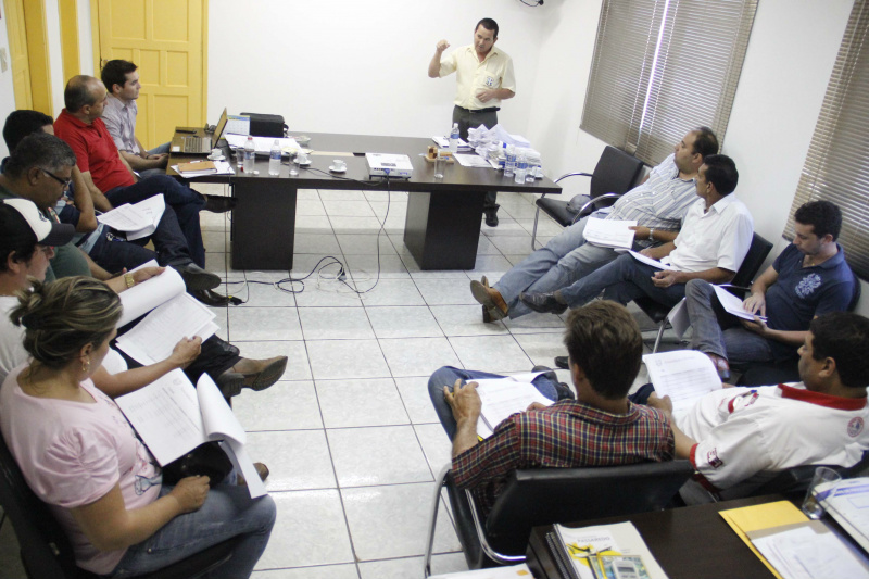O chefe da Tributação, Anisio Teixeira, demonstra a evolução da arrecadação em Bonito para os vereadores.