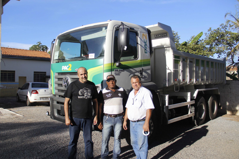 Prefeito Leleco, Sr José Carlos e o secretário de Obras, Luemir Coelho.Foto: Victor MFS