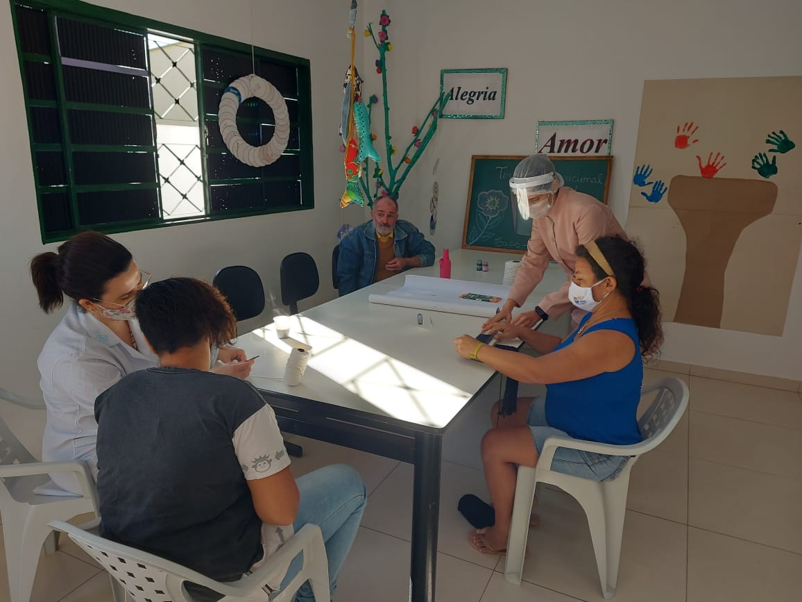 A terapeuta Ocupacional, Rosimeire Domingues de Oliveira, trabalha na integração dos pacientes