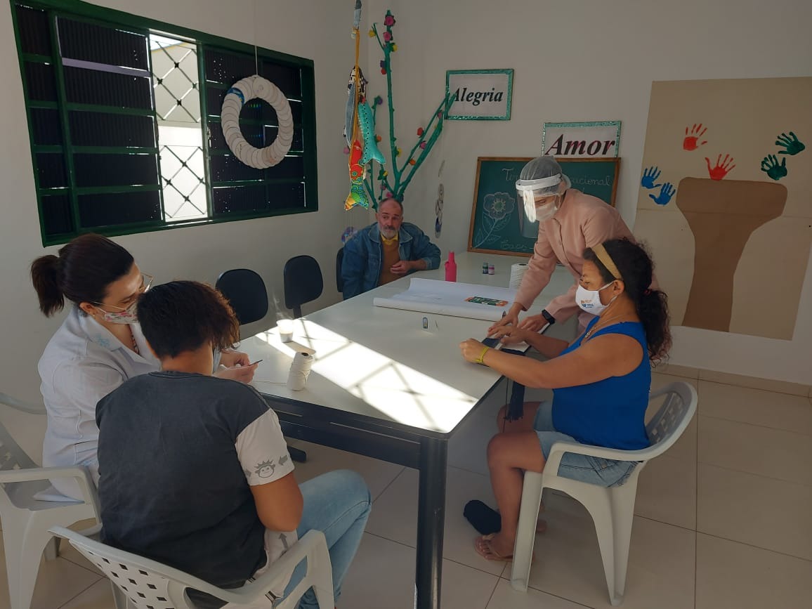 CAPS: após reforma, atendimento foi ampliado e fila por psicologia caiu em 85% A terapeuta Ocupacional, Rosimeire Domingues de Oliveira, trabalha na integração dos pacientes