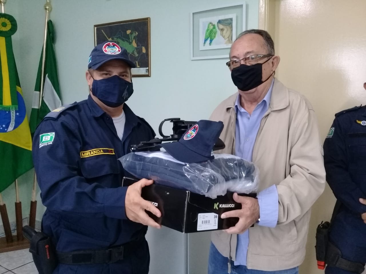 Prefeito entrega novos uniformes a Guarda Municipal