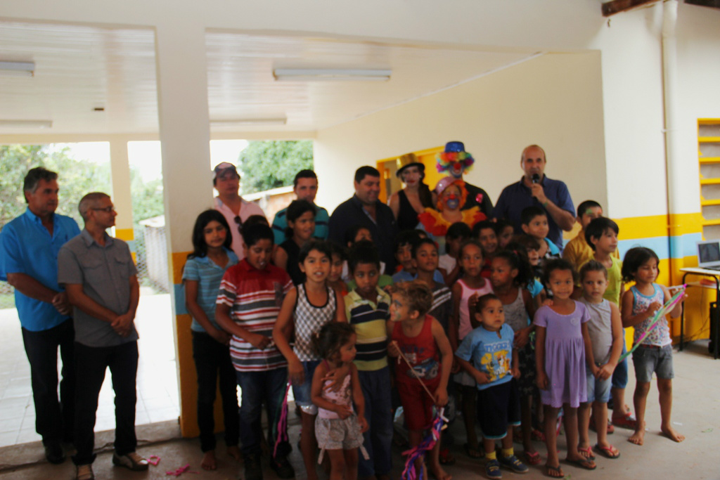 Alunos da escola com autoridades presentes na inauguração.