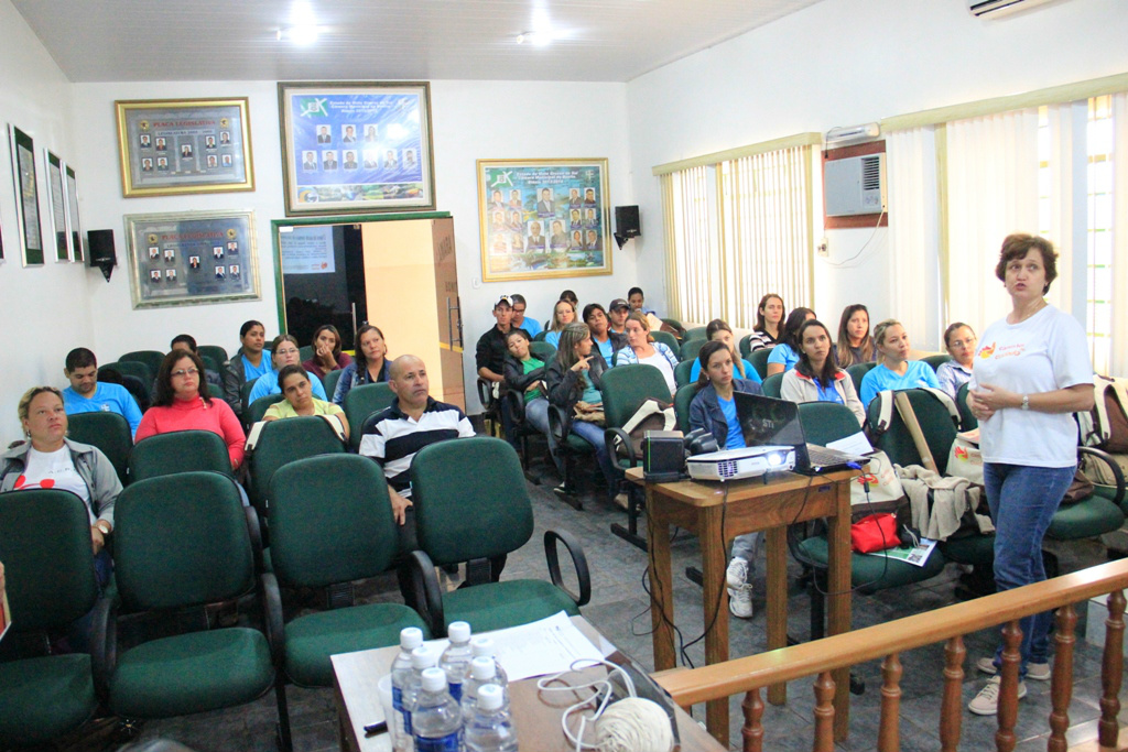 Agentes e Técnicos participam do curso no auditório da Câmara Municipal.