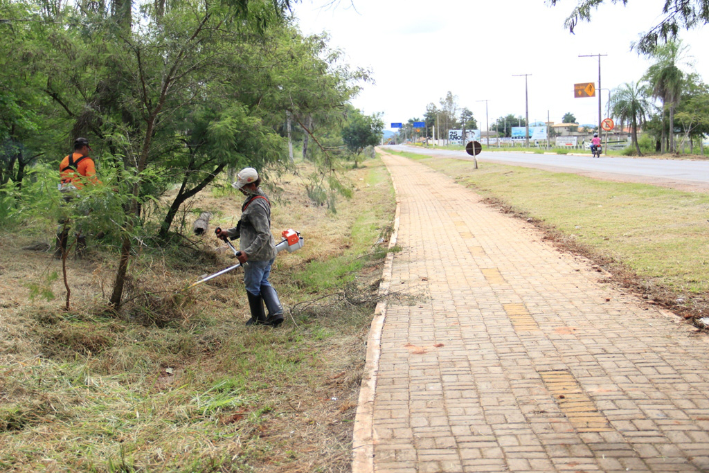 Secretaria de Obras intensifica ações na entrada da cidade