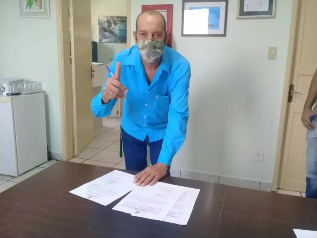 Prefeito da posse a zeladora e motorista aprovados em concurso Prefeito da posse a zeladora e motorista aprovados em concurso