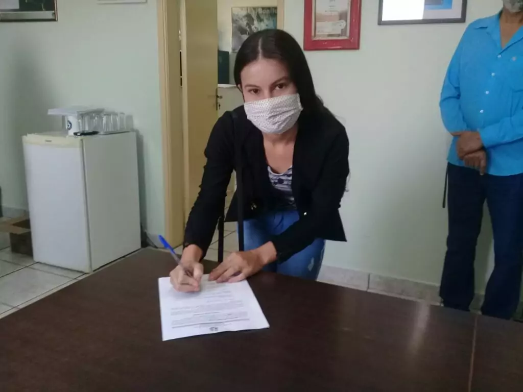 Prefeito da posse a zeladora e motorista aprovados em concurso Prefeito da posse a zeladora e motorista aprovados em concurso